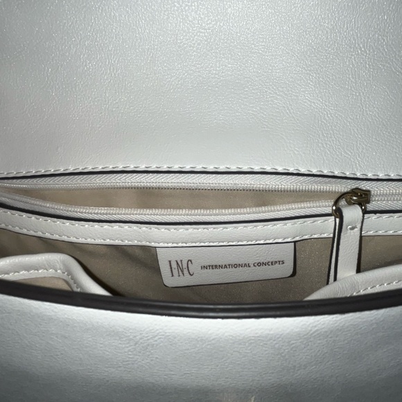 Chic White and Tan Woven Shoulder Bag - Picture 3 of 5